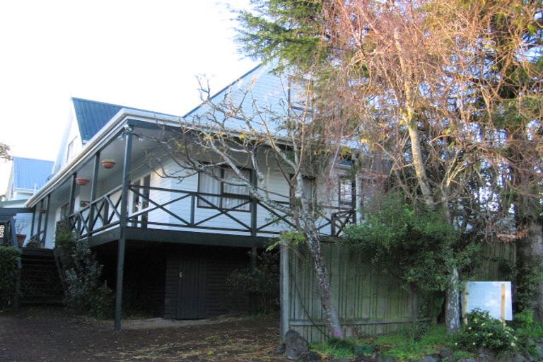 Photo of property in 17 Hurstbourn Priors, Goodwood Heights, Auckland, 2105