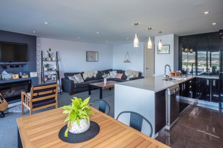 Photo of property in 5 Countess Close, Maupuia, Wellington, 6022