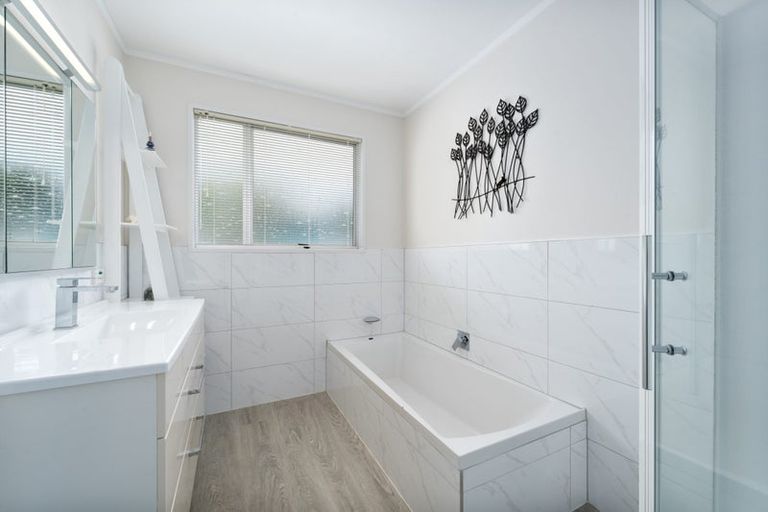 Photo of property in 17 Fitzwater Place, Henderson, Auckland, 0612