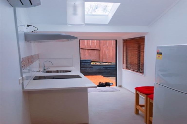 Photo of property in 16 Kerlin Crescent, West Harbour, Auckland, 0618