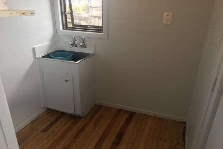 Photo of property in 21 Kirrie Avenue, Te Atatu South, Auckland, 0610