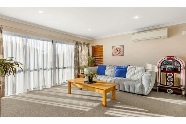 Photo of property in 12 Whitford Place, Rototuna North, Hamilton, 3210