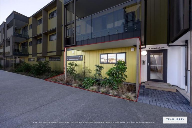 Photo of property in 2/5g Newelm Lane, Flat Bush, Auckland, 2019