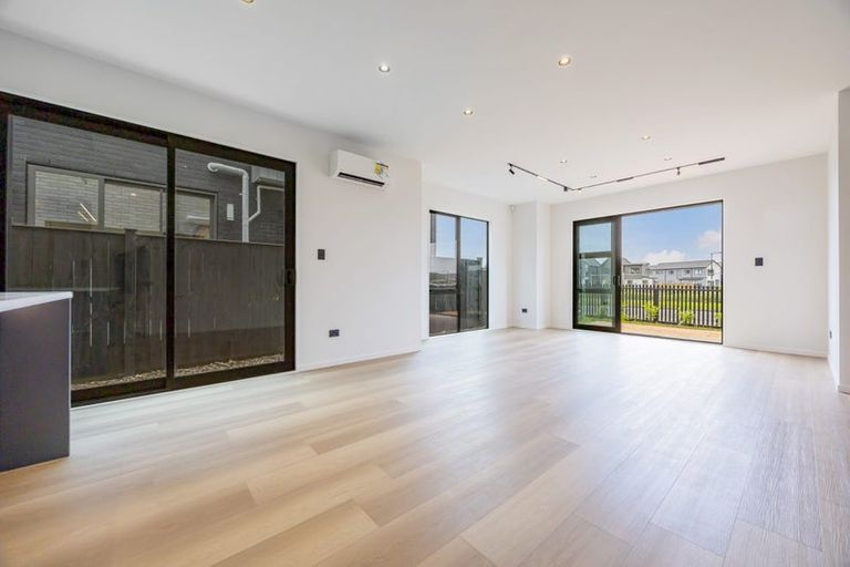 Photo of property in 8 Kartolina Crescent, Kumeu, 0810