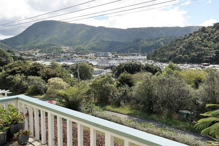 Photo of property in 19 Milton Terrace, Picton, 7220
