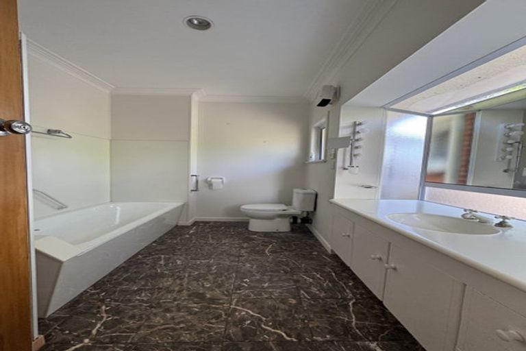 Photo of property in 314 East Coast Road, Forrest Hill, Auckland, 0620