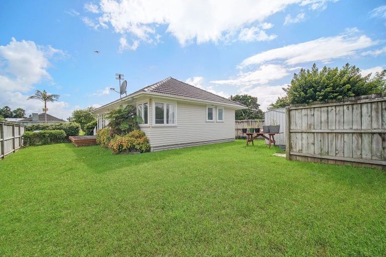 Photo of property in 5 Shamrock Lane, Te Atatu Peninsula, Auckland, 0610