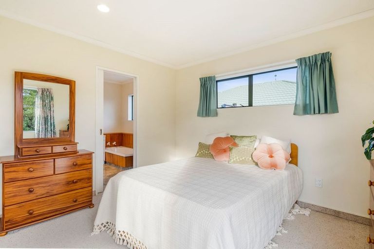 Photo of property in 8a Chilton Drive, Paraparaumu, 5032