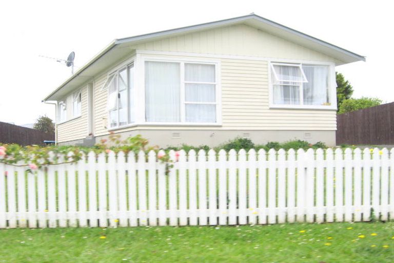 Photo of property in 50 Windrush Close, Mangere, Auckland, 2022