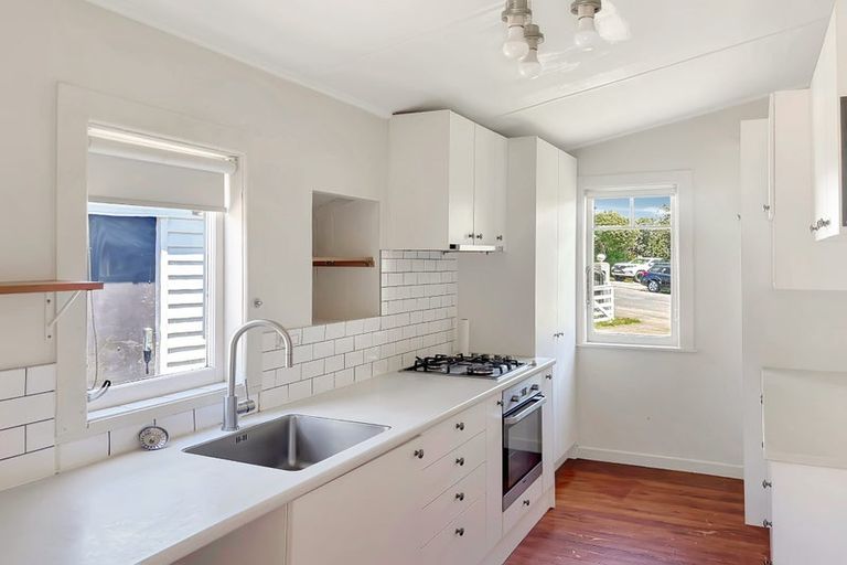 Photo of property in 21 Clayburn Road, Glen Eden, Auckland, 0602