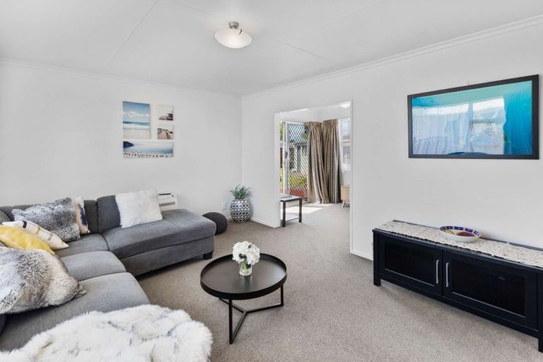 Photo of property in 17 Abraham Crescent, Milson, Palmerston North, 4414