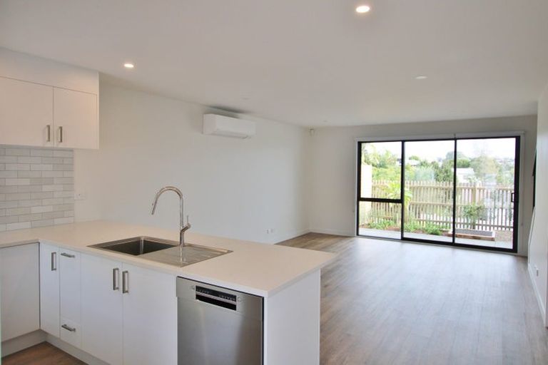 Photo of property in 3/35 Garadice Road, Rothesay Bay, Auckland, 0630