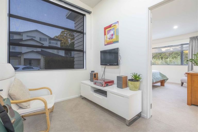 Photo of property in 13 Bintulu Place, Fairview Heights, Auckland, 0632