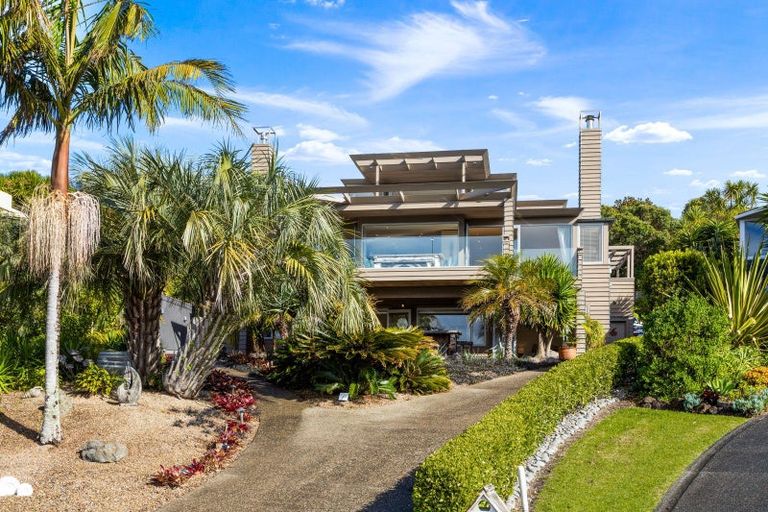 Photo of property in 12 Chelverton Terrace, Red Beach, 0932