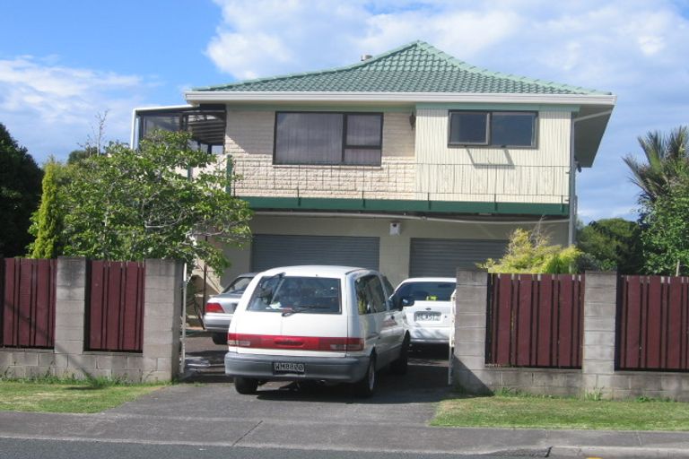 Photo of property in 30 Akoranga Drive, Northcote, Auckland, 0627