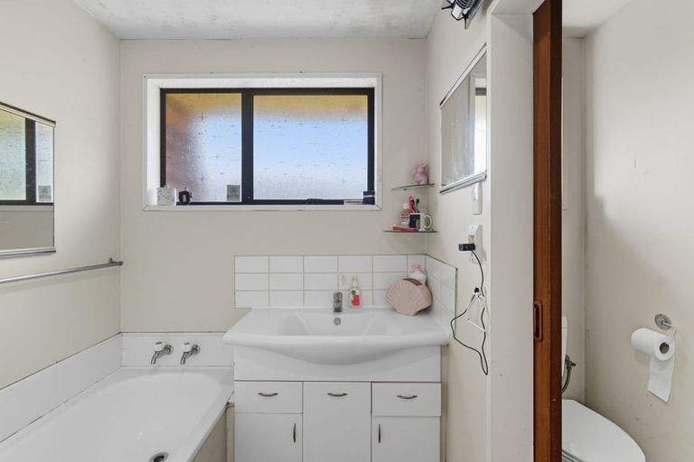 Photo of property in 12 Harkness Place, Avonhead, Christchurch, 8042