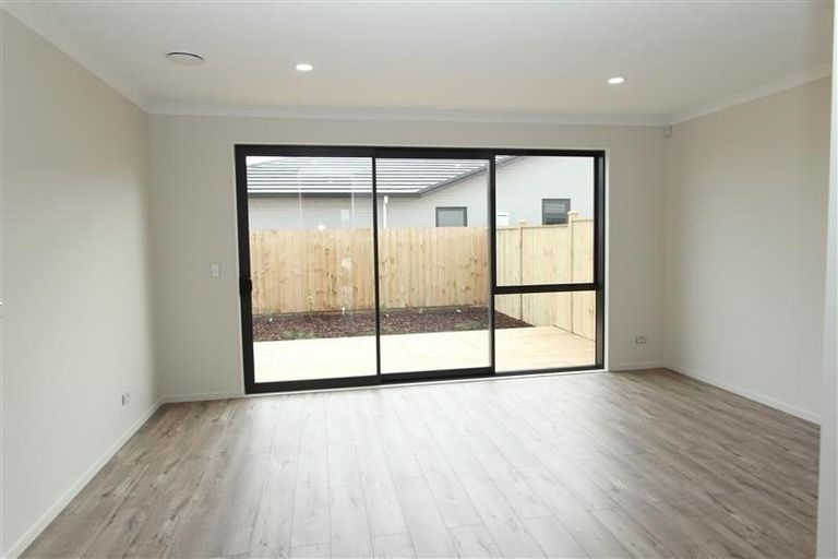 Photo of property in 9 Karokaro Road, Takanini, 2112