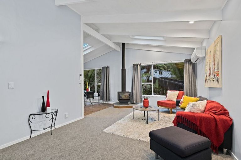 Photo of property in 16 Napuka Road, Henderson Valley, Auckland, 0612