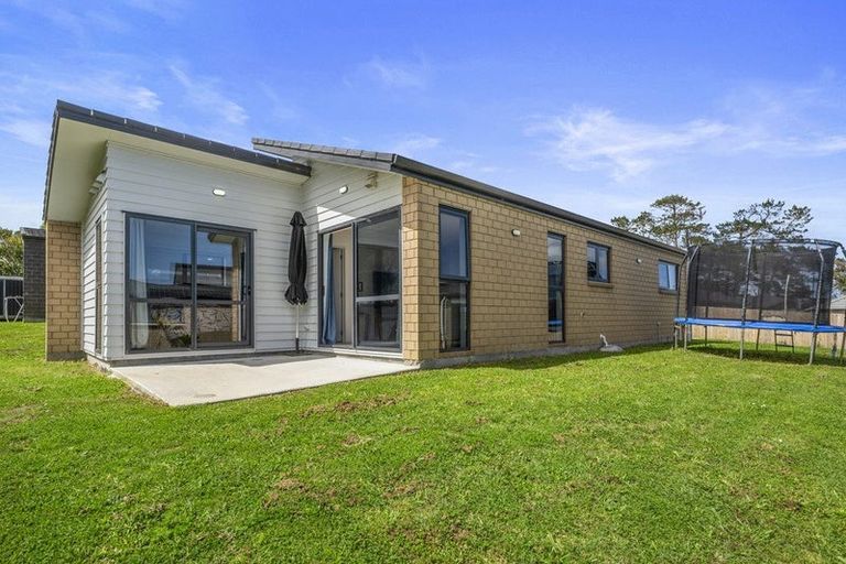 Photo of property in 16 Taupata Lane, Helensville, 0800