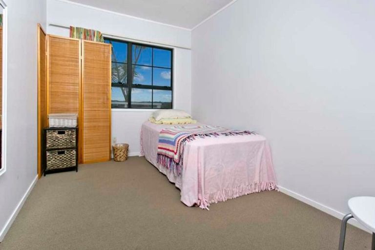 Photo of property in 13 Santiago Crescent, Unsworth Heights, Auckland, 0632