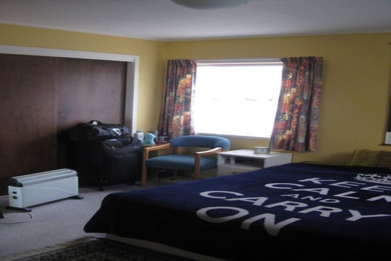 Photo of property in 41 Colchester Crescent, Newlands, Wellington, 6037