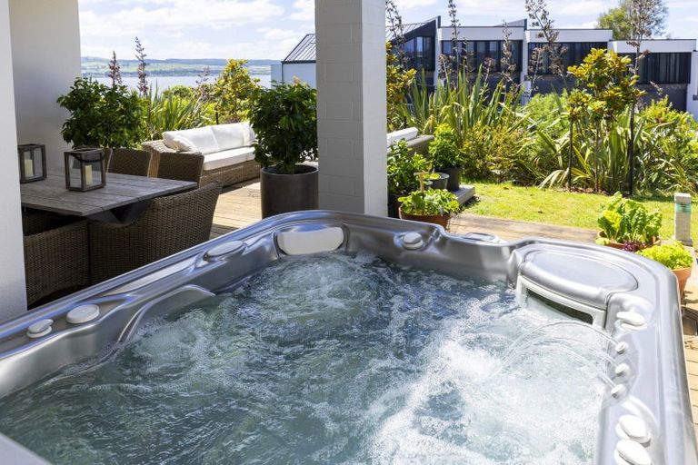 Photo of property in 8 Kuiwai Drive, Rainbow Point, Taupo, 3330