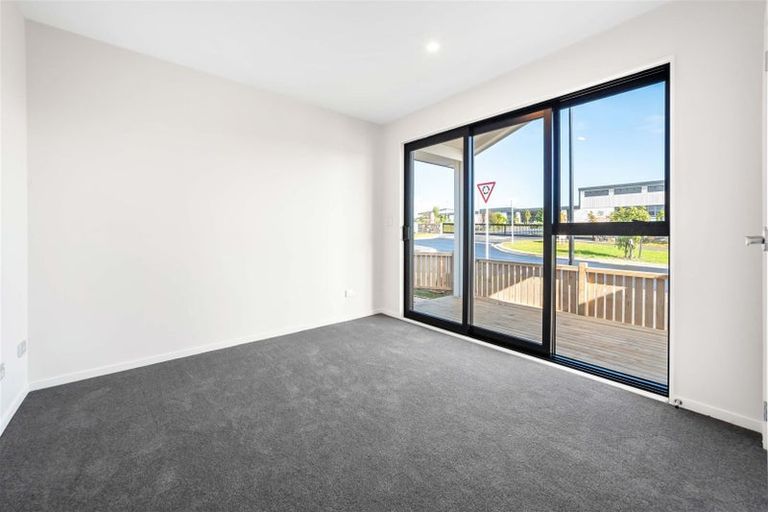 Photo of property in 10 Rorotu Avenue, Karaka, Papakura, 2113