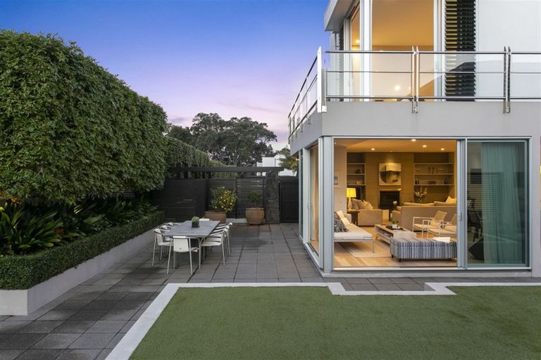 Photo of property in 8/258 Hurstmere Road, Takapuna, Auckland, 0622