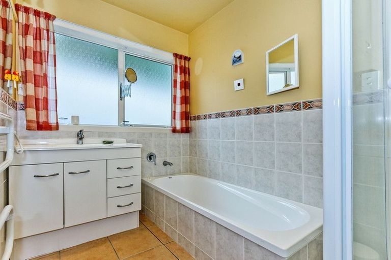 Photo of property in 37 Lorikeet Place, Unsworth Heights, Auckland, 0632