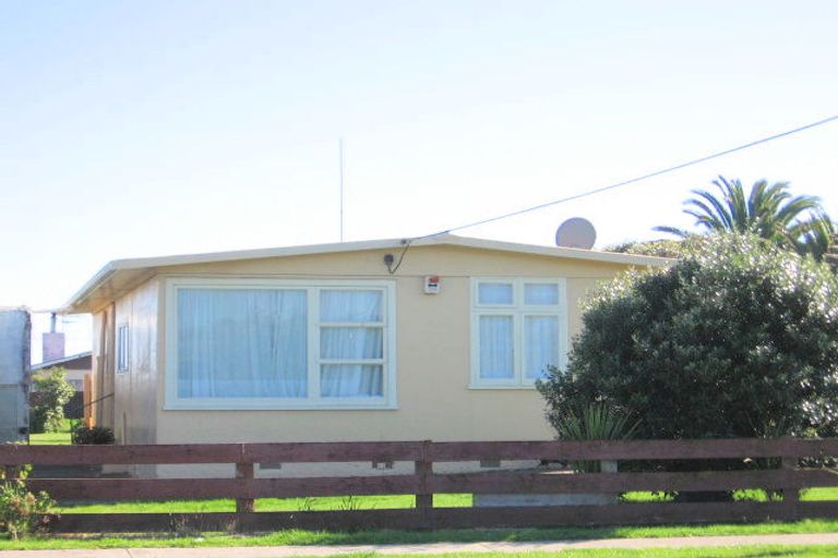 Photo of property in 1 Linklater Avenue, Foxton Beach, Foxton, 4815