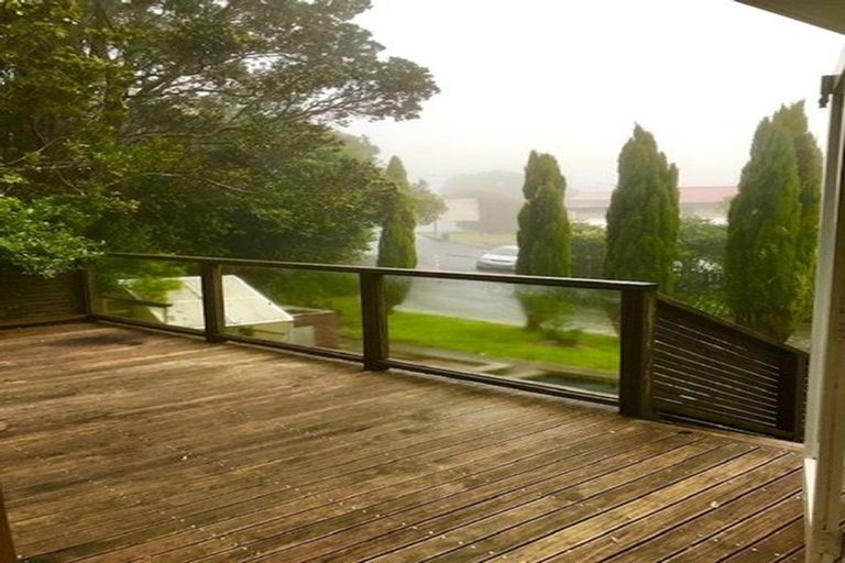 Photo of property in 15 Horokiwi Road West, Newlands, Wellington, 6037