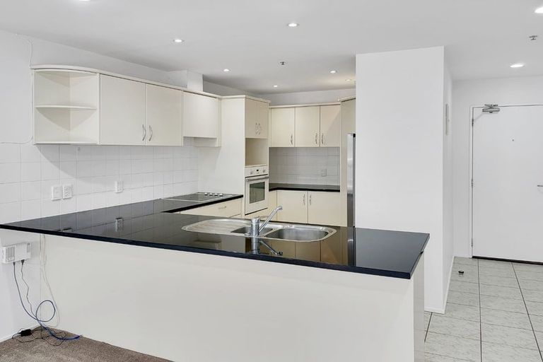 Photo of property in 2h/175 Hurstmere Road, Takapuna, Auckland, 0622