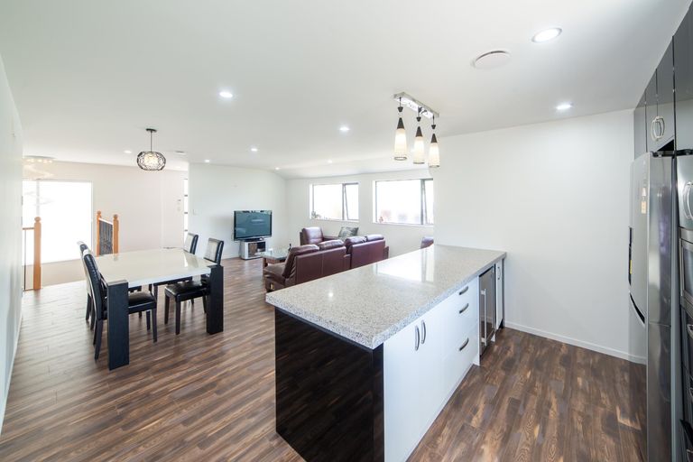 Photo of property in 3b De Val Drive, Titirangi, Auckland, 0604