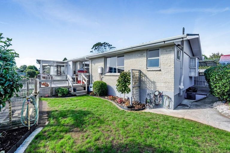 Photo of property in 22 Waiwera Place, Merrilands, New Plymouth, 4312