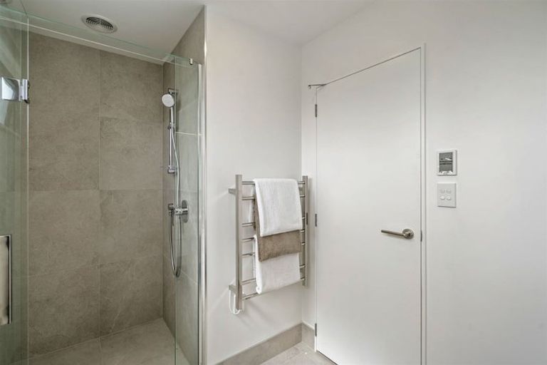 Photo of property in 1c Lowe Street, Belmont, Auckland, 0622