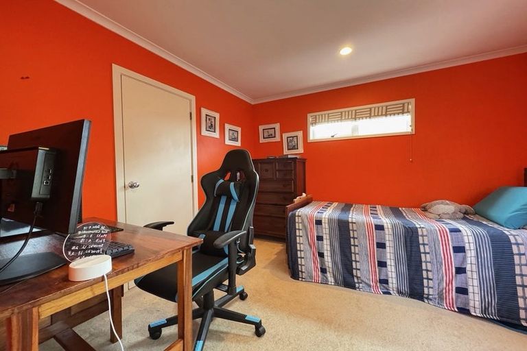 Photo of property in 49 Dress Circle, Newlands, Wellington, 6037