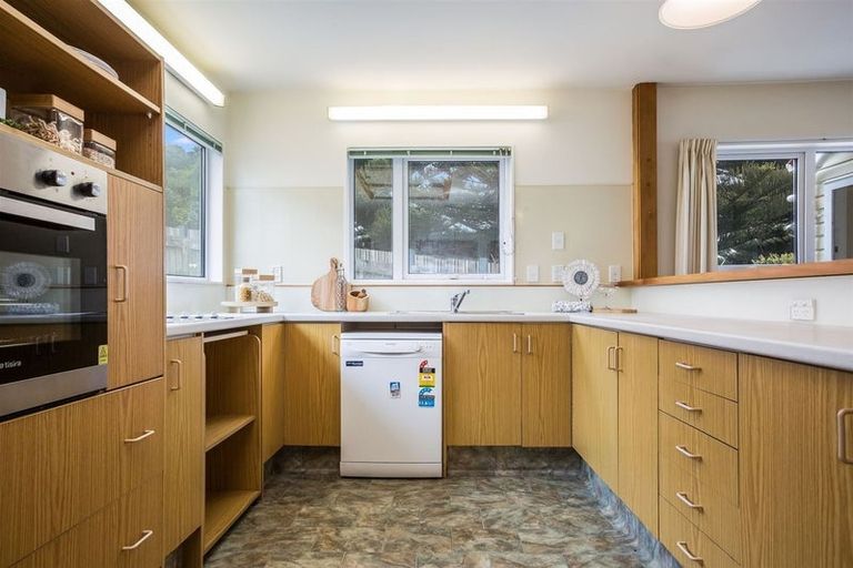 Photo of property in 13 Sunset Parade, Plimmerton, Porirua, 5026