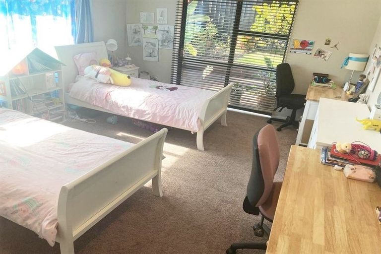 Photo of property in 2 Cesari Place, West Harbour, Auckland, 0618