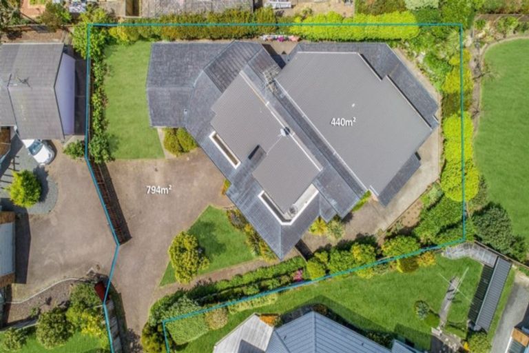 Photo of property in 8 Gillard Place, Eastern Beach, Auckland, 2012