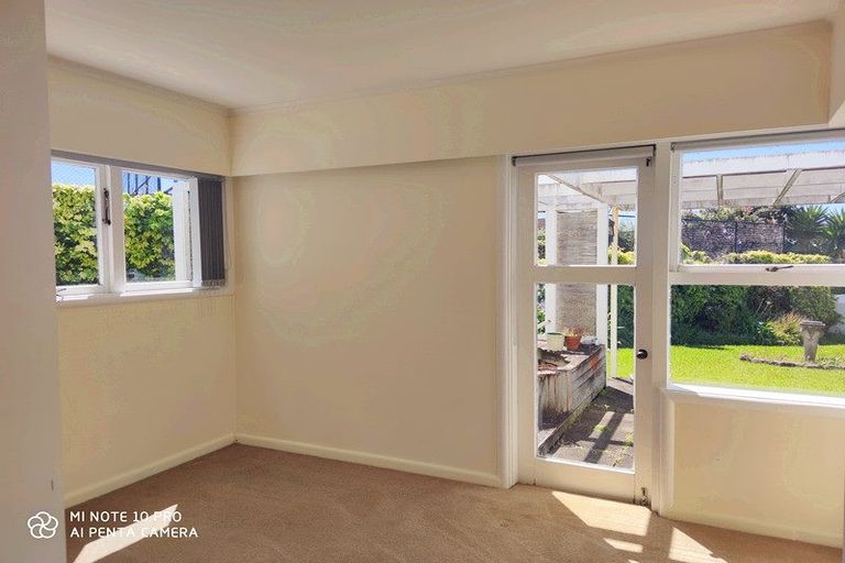 Photo of property in 9 Midway Avenue, Castor Bay, Auckland, 0620