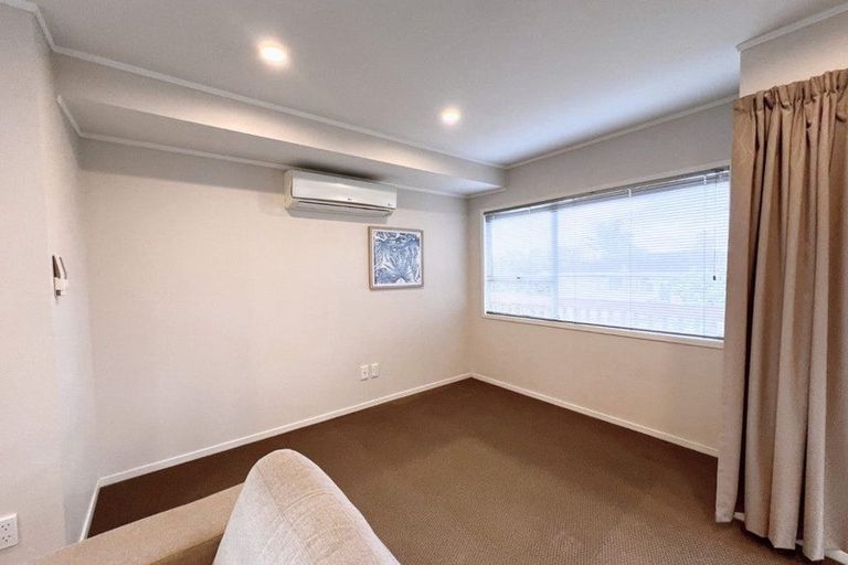 Photo of property in 25 Peterhouse Place, West Harbour, Auckland, 0618
