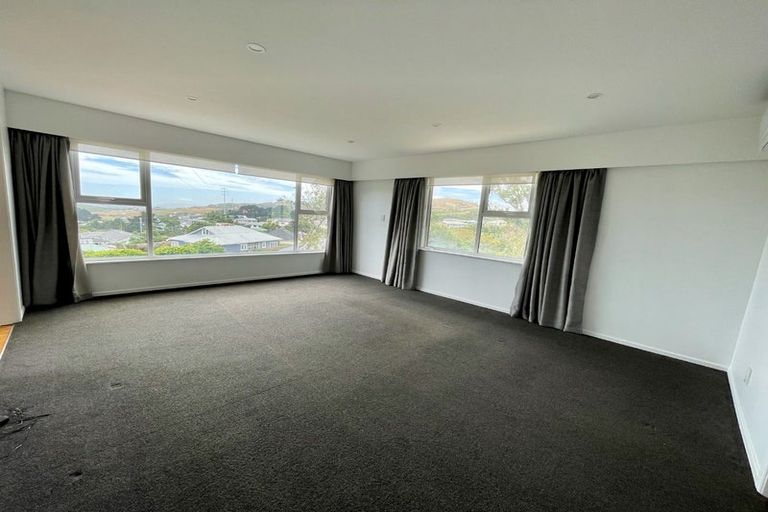 Photo of property in 28 Brooker Grove, Newlands, Wellington, 6037