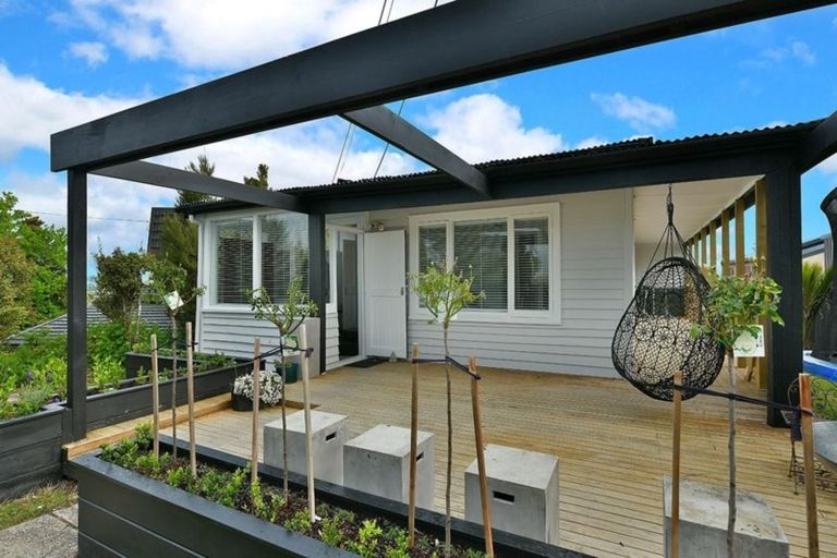 Photo of property in 19 Vipond Road, Stanmore Bay, Whangaparaoa, 0932