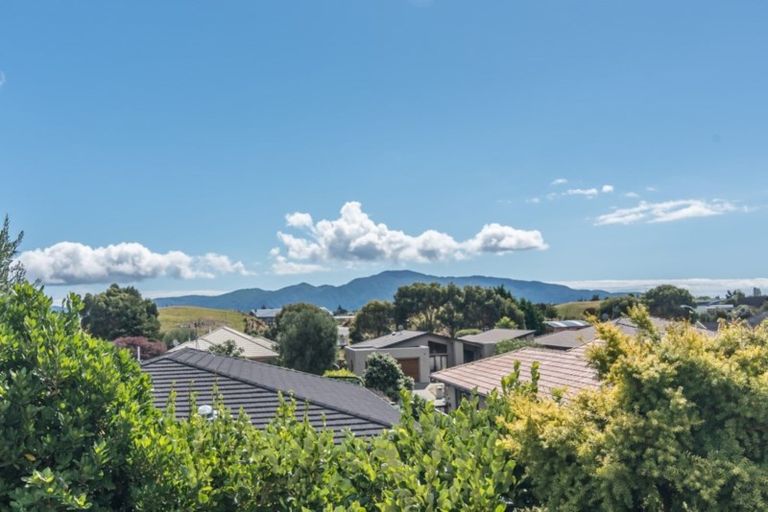 Photo of property in 28 Quadrant Heights, Paraparaumu, 5032