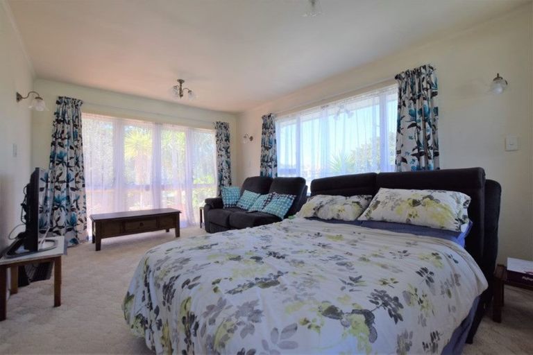 Photo of property in 25 Stottholm Road, Titirangi, Auckland, 0604