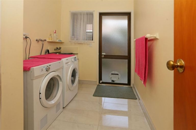 Photo of property in 2/104 Rathgar Road, Henderson, Auckland, 0610