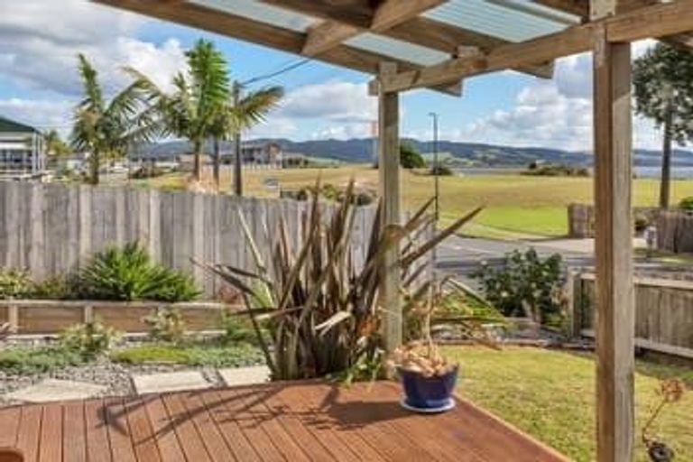 Photo of property in 13 Karoro Road, One Tree Point, 0118