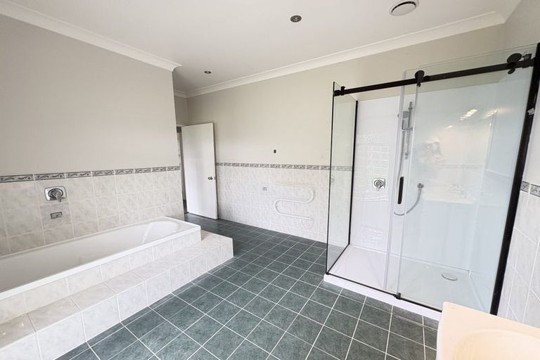 Photo of property in 154 Boord Crescent, Kumeu, 0891
