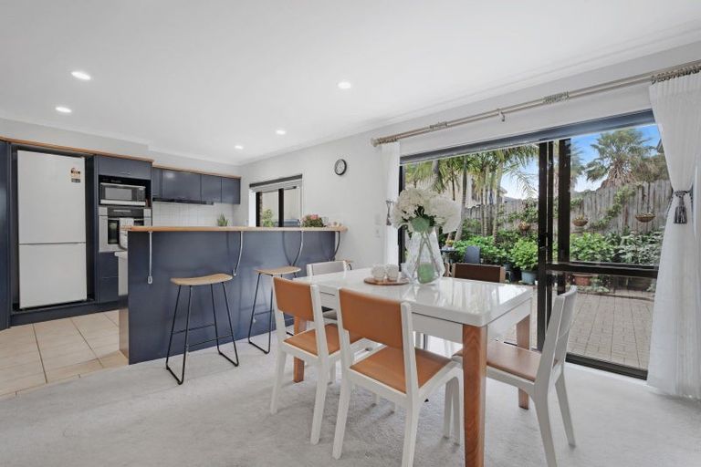 Photo of property in 9 Canonbie Place, East Tamaki Heights, Auckland, 2016