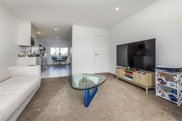 Photo of property in 28a Biplane Street, Takanini, 2112